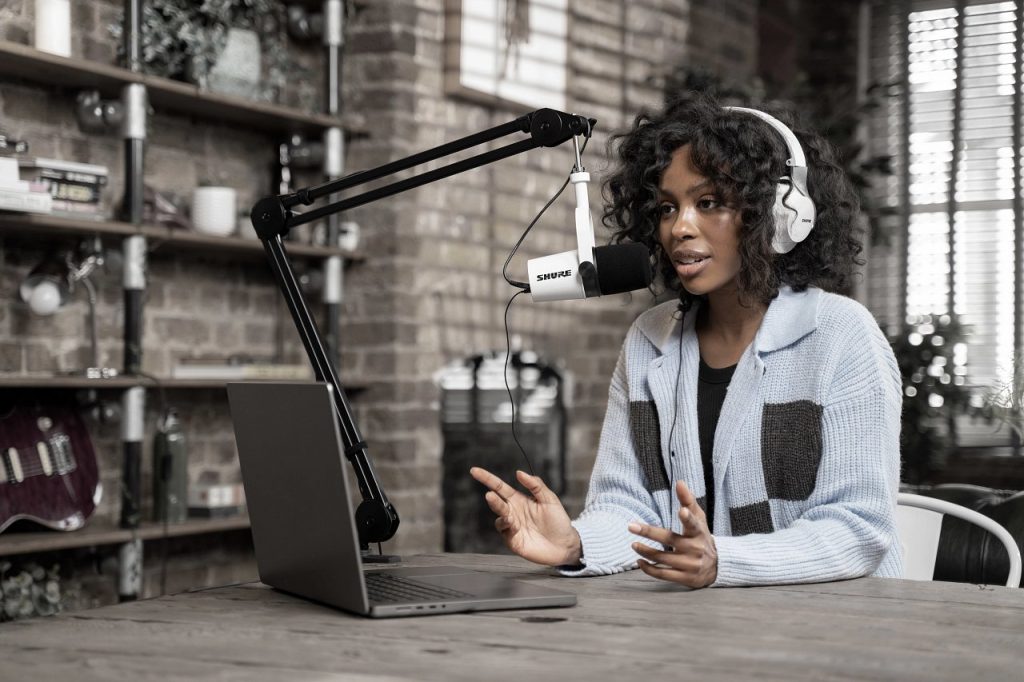 Podcast神器丨首獲Zoom認證 Shure MV7 White Noir黑白襯色專業主播咪