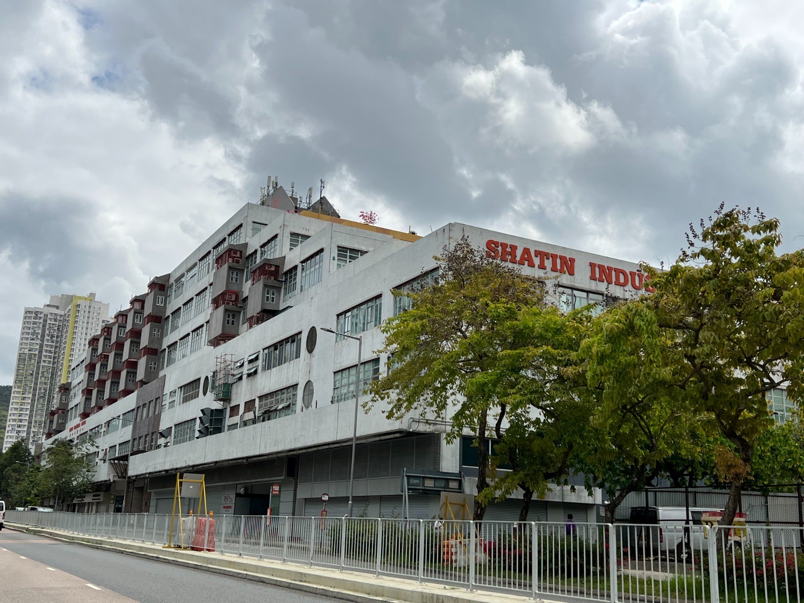 沙田工業中心A座5樓全層(包括3和4工作室平台)連2樓L45一個車位，以現狀放售，市場估值約1.9億港元。