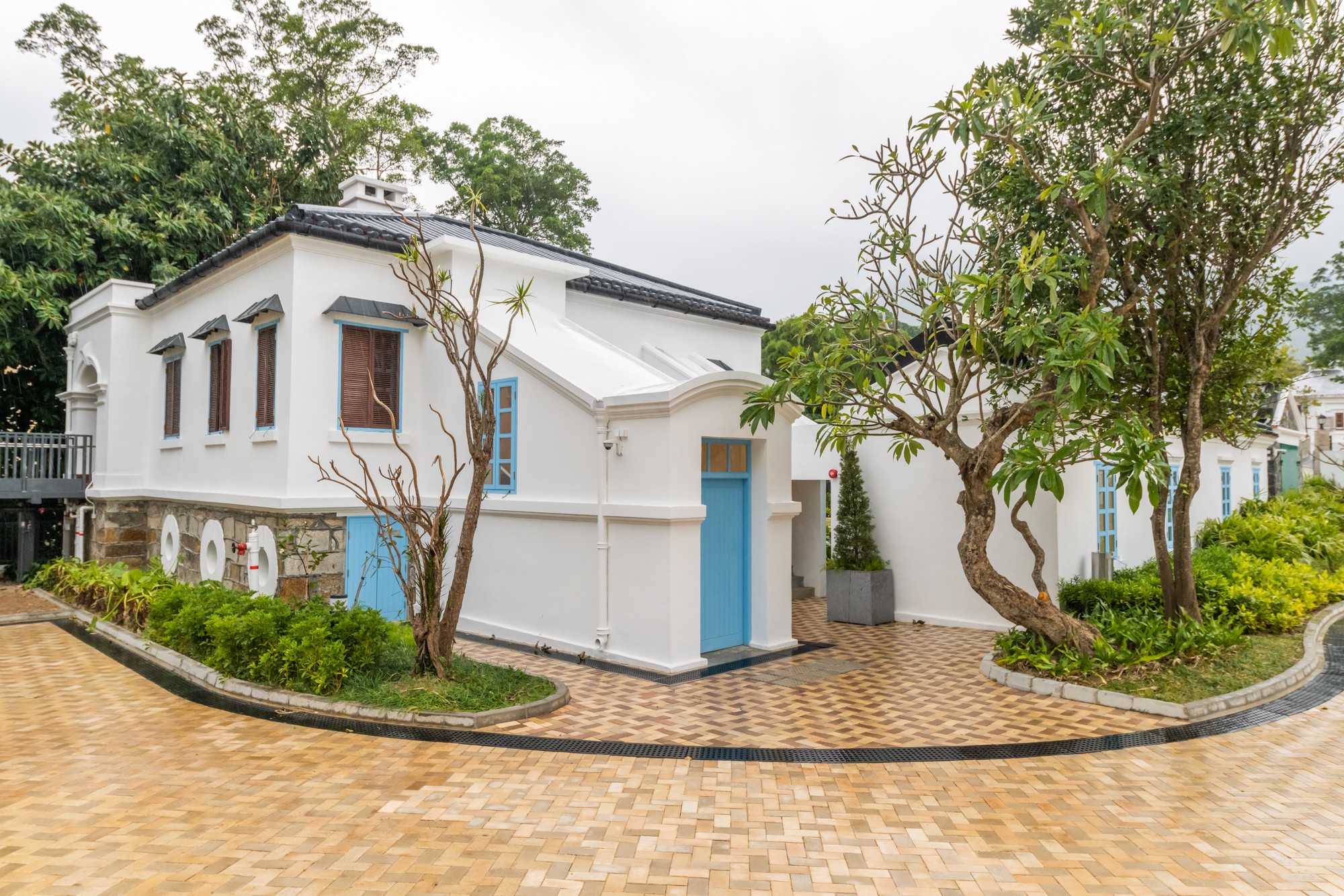 「薄鳧林牧場」為舊牛奶公司高級職員宿舍，由主樓、傭工宿舍和車庫組成。