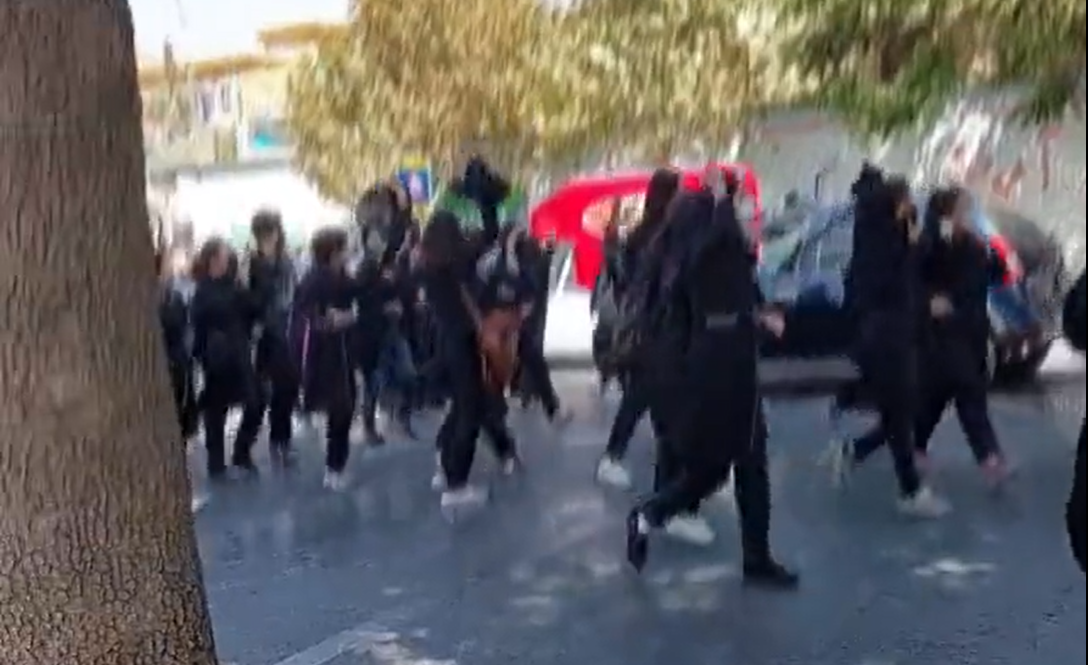 伊朗大批女生上街示威及揮舞頭巾抗議。(影片截圖)