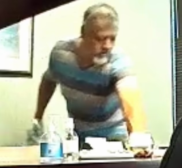 清潔工惡行被偷拍下來。(互聯網)