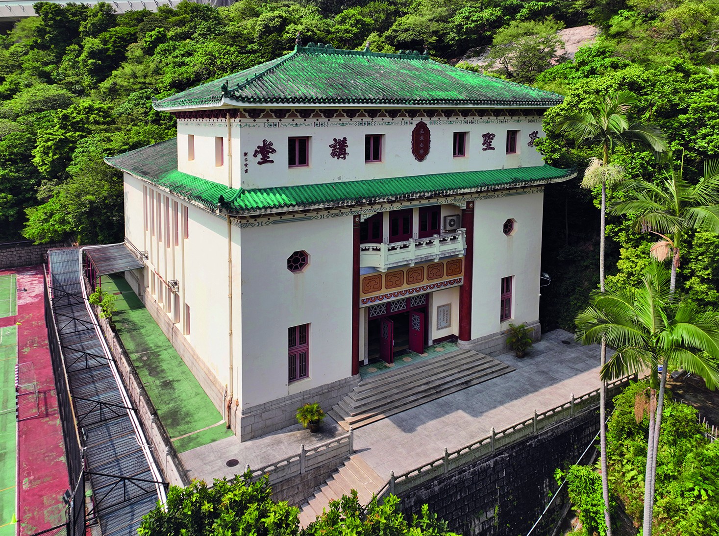 孔聖講堂(一級歷史建築)為香港現存最早的儒學發揚地。曾在講堂內演講的著名學者及文人包括錢穆、唐君毅、饒宗頤、許地山、蕭紅、茅盾、郭沫若等。