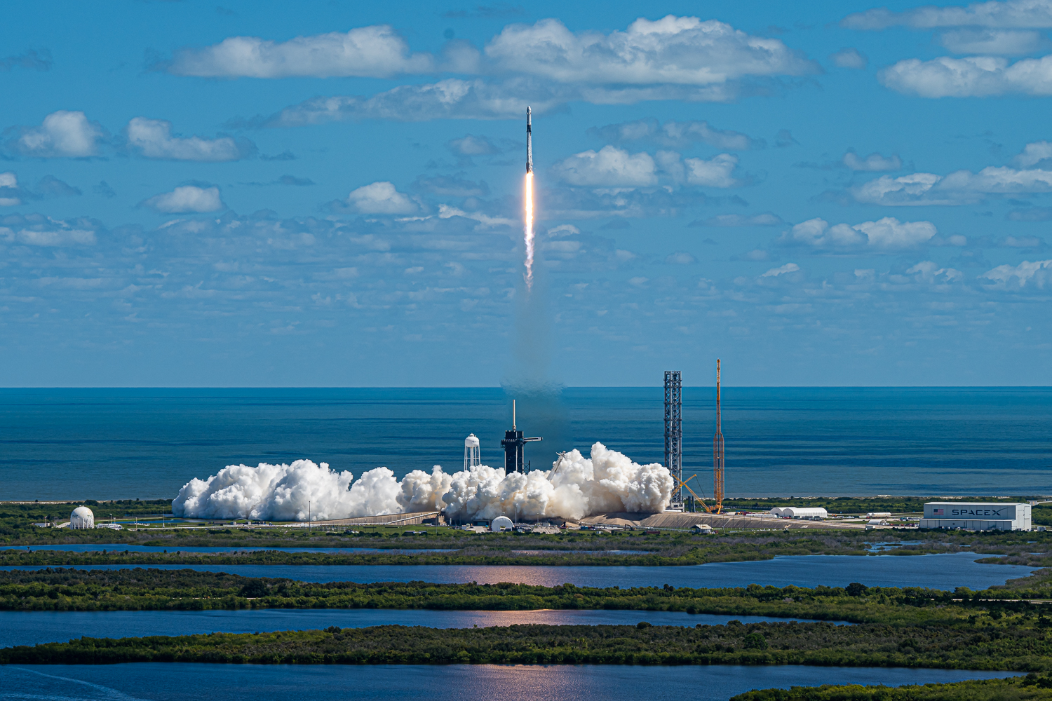 SpaceX龍飛船搭載4名太空人升空，數小時後Starlink再送52枚衛星入太空。(Twitter)