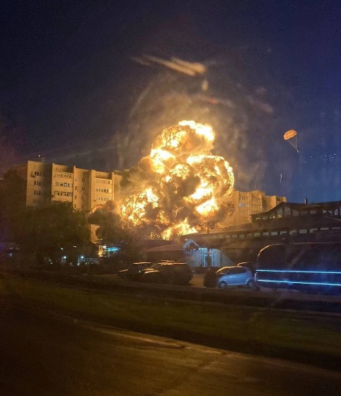 俄戰機墜落民居釀至少6死，機員否認被擊落。(Twitter)