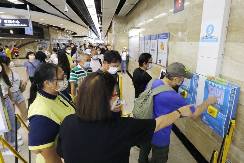 第二期消費券今日起發放，使用八達通的市民可先領2,000元。(資料圖片)