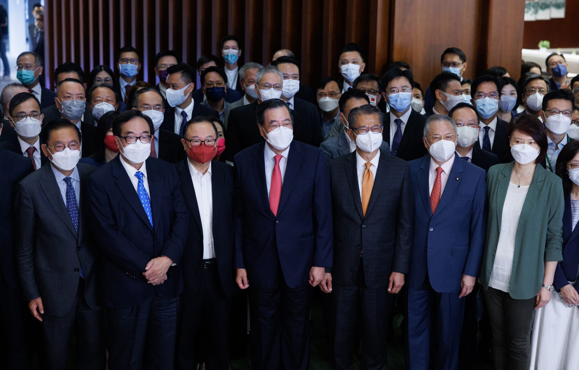 立法會今早舉行第三次的前廳交流會，財政司長陳茂波與一眾議員在會前大合照。(蘇文傑攝)