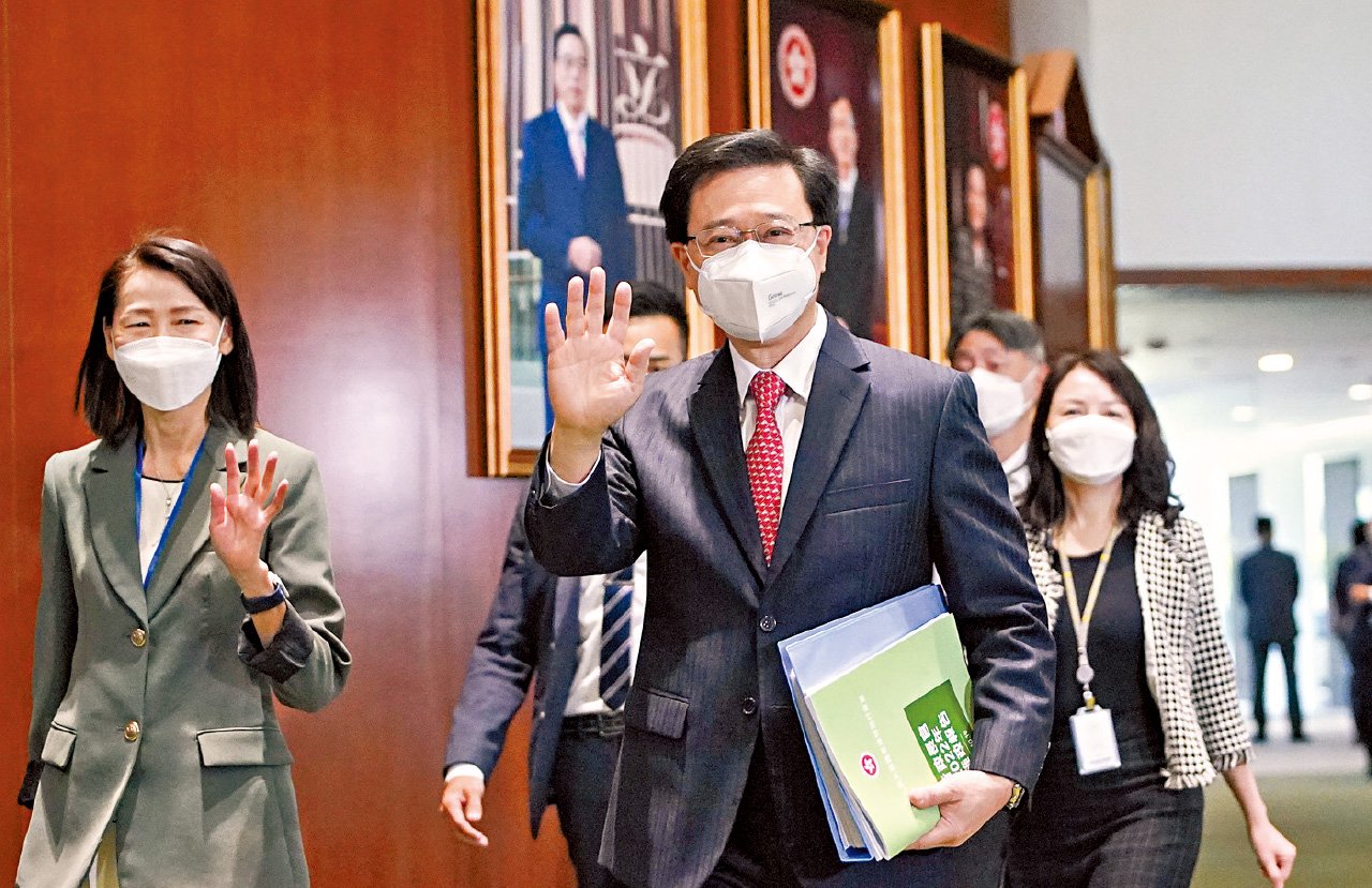 政府管治│設特首政策組 文化改革 強化公務員賞罰