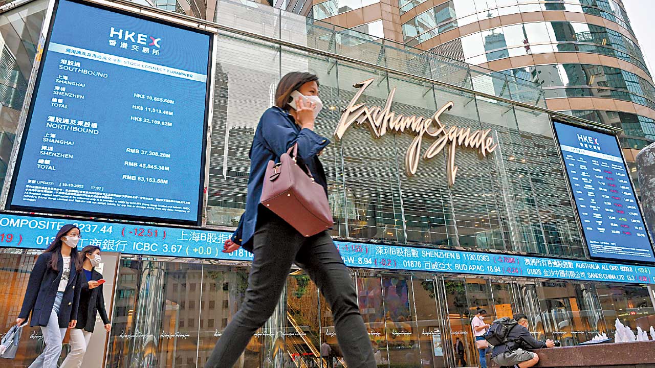 連失四關｜港股估值逼海嘯底 長線資金出手 ETF吸資