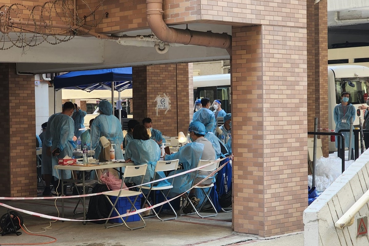 政府早上派員到美孚新邨第一期百老匯街10-12號的出入口，核查受檢人士的檢測證明。(網民Chanmay May@FB群組「Mei Foo 美孚」)