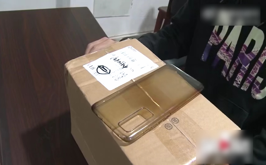 張男網購手機，結果只收到零食和手機殼。(互聯網)