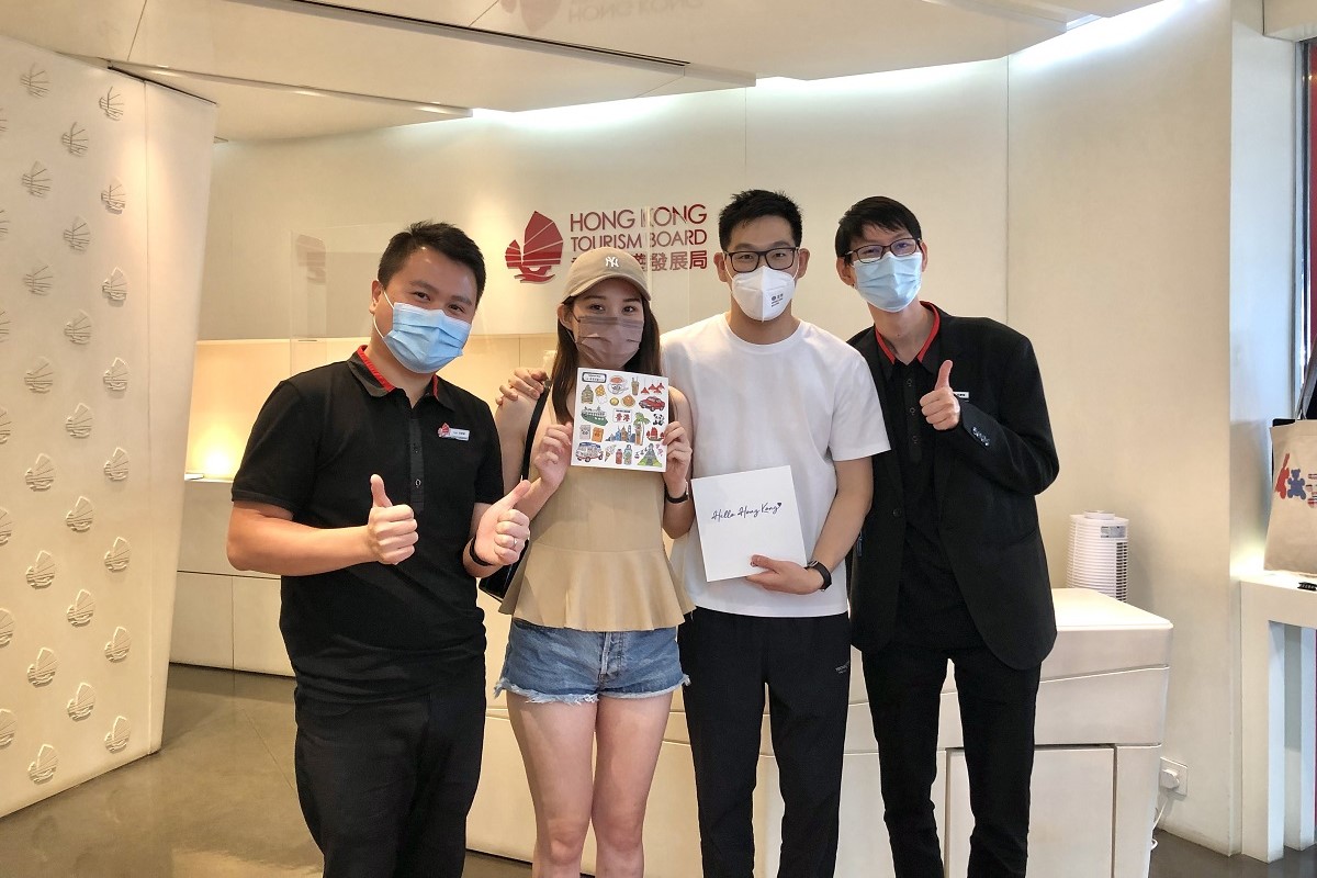 單先生(右二)和鄭小姐(左二)因疫情分隔異地多時，最終選擇在香港相見。(旅發局提供)