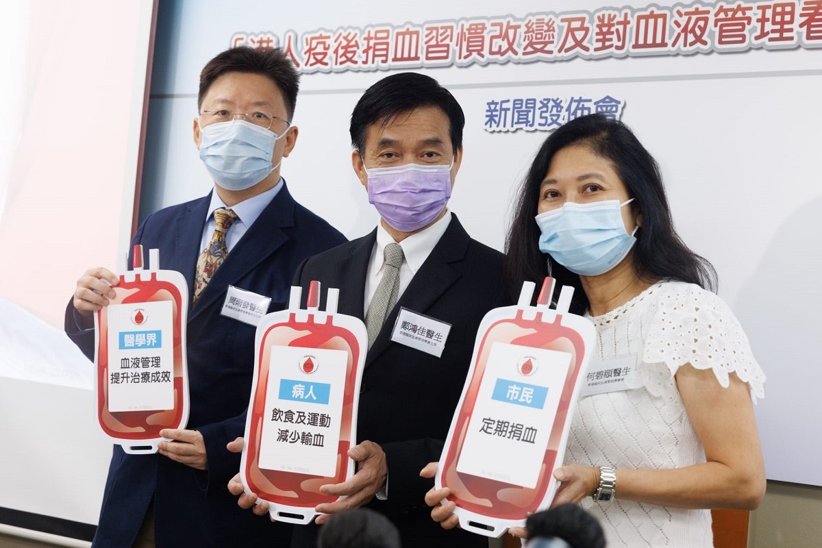 香港臨床血液管理學會呼籲市民盡量定期捐血，圖左為周雨發。(蘇文傑攝)