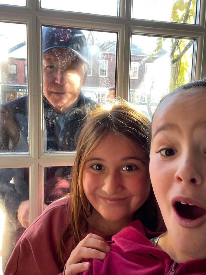 有網民嘲笑這張拜登與女孩的自拍照「詭異」。(互聯網)