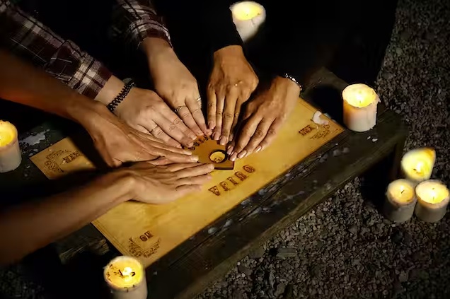 學生們玩完碟仙遊戲後，集體不適送院。(互聯網)