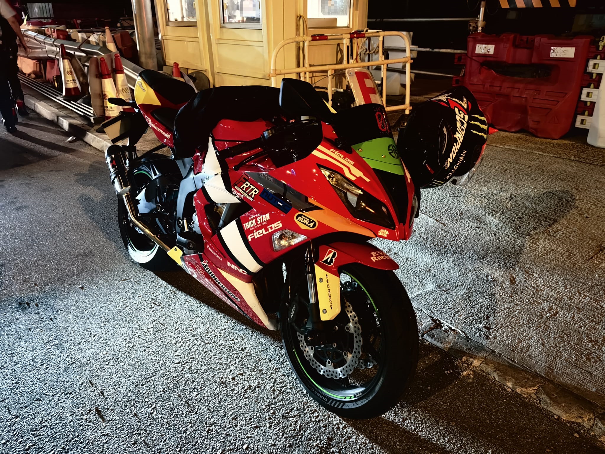 觀塘繞道超速兼左穿右插，鐵騎士涉危駕被捕。(警方圖片)