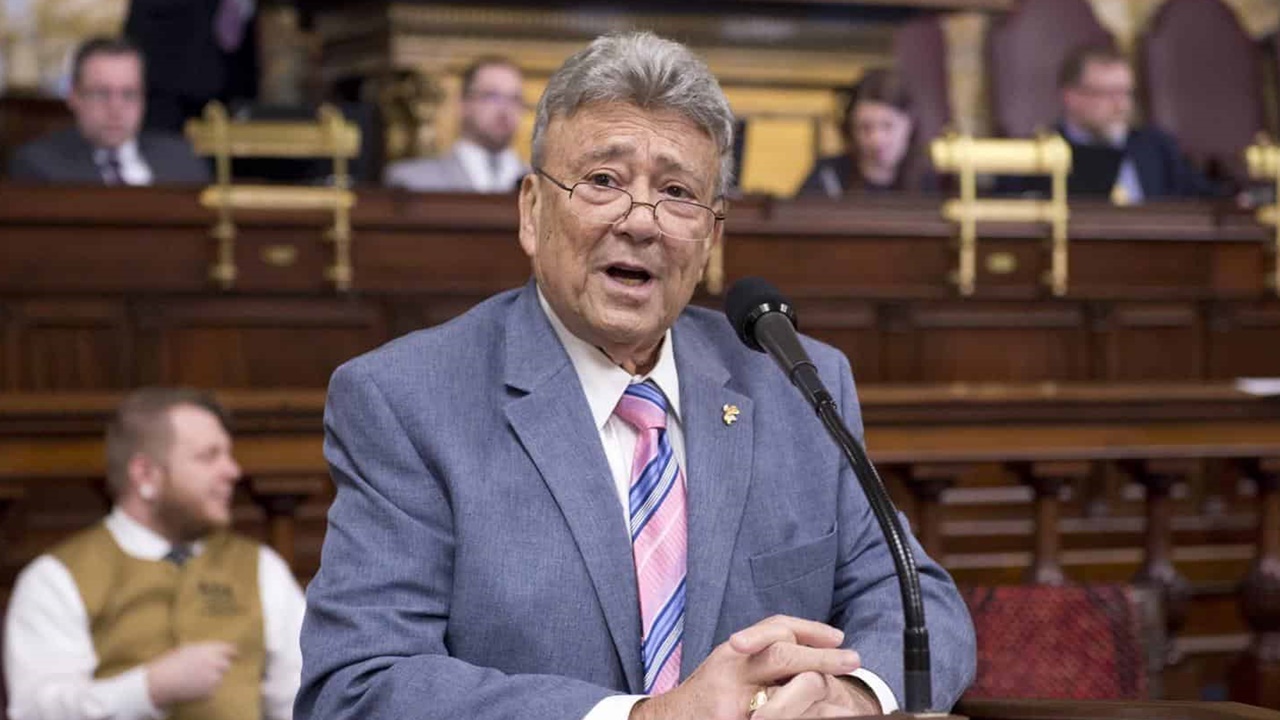 美國中期選舉，賓州1個月前辭世議員，仍以壓倒性票數死後當選。(網上圖片)