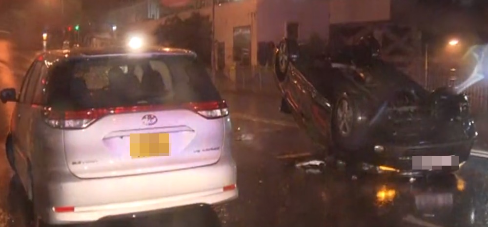 紅磡私家車撼七人車致四輪朝天，2司機受傷。(電視截圖)