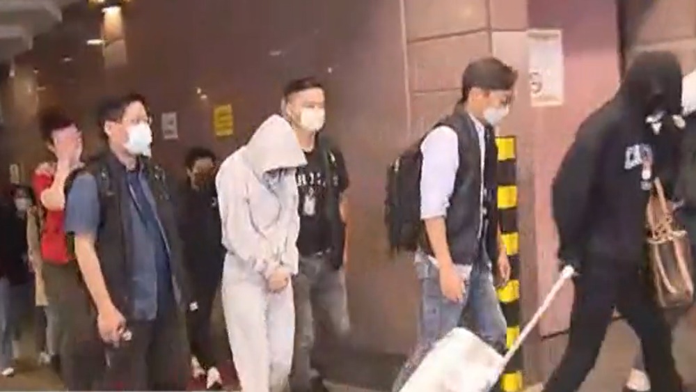 警查尖沙咀酒店瓦解非法賣淫集團拘17人，包括日俄女子。(電視截圖)