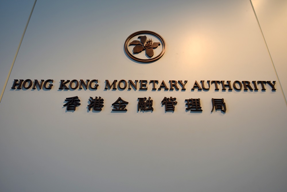 金管局承接30.54億港元沽盤　銀行結餘跌穿千億