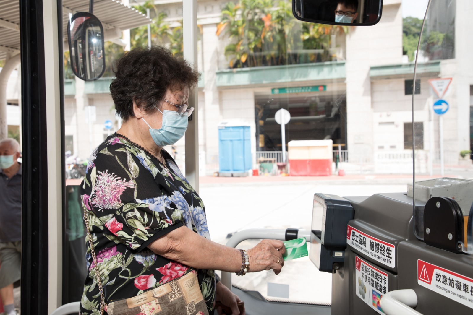 本月20日是長者日，年滿65歲或以上長者可於當日免費乘搭九巴及龍運巴士。(九巴圖片)