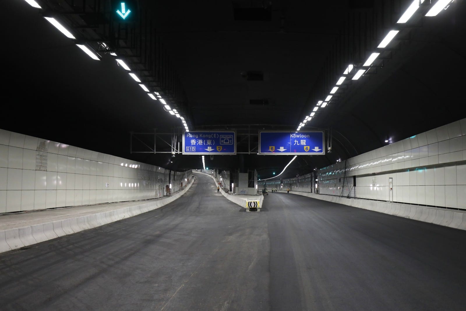 將藍隧道地面行車線尚未畫好。(林俊源攝)