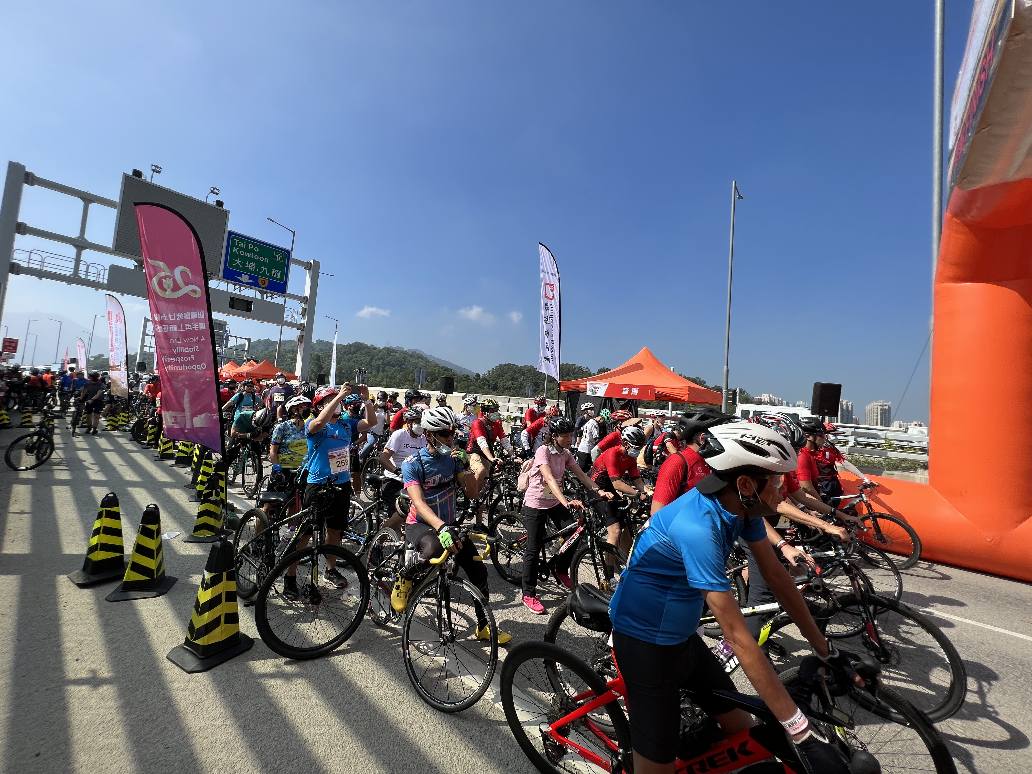 新地「香園圍公路」單車活動闊別3年700人參加 鄧炳強：香港明珠已重返國際舞台