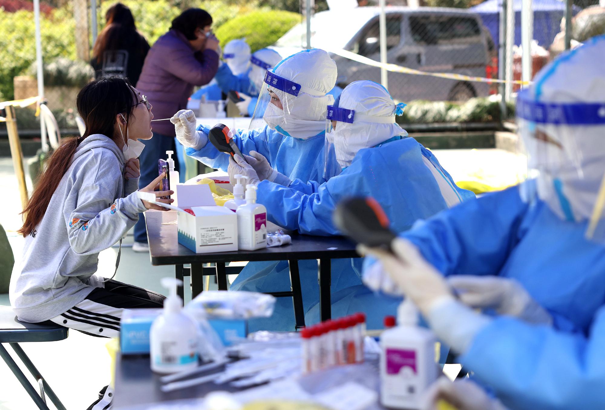 內地疫情擴大，昨日新增逾8,000宗個案。(新華社圖)