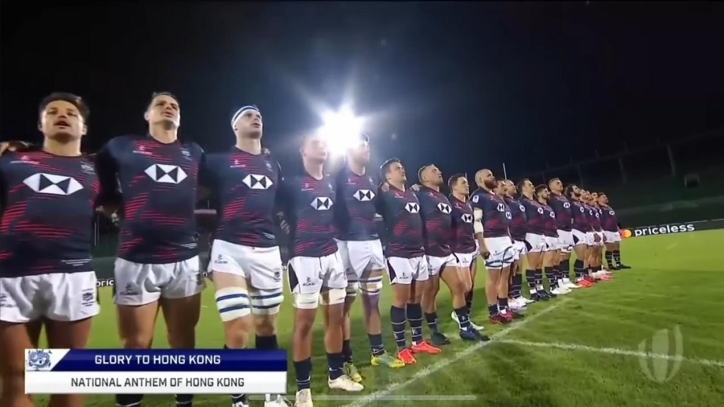 播奏中國國歌時，字幕出現《願榮光歸香港》英文譯名。(網上圖片)