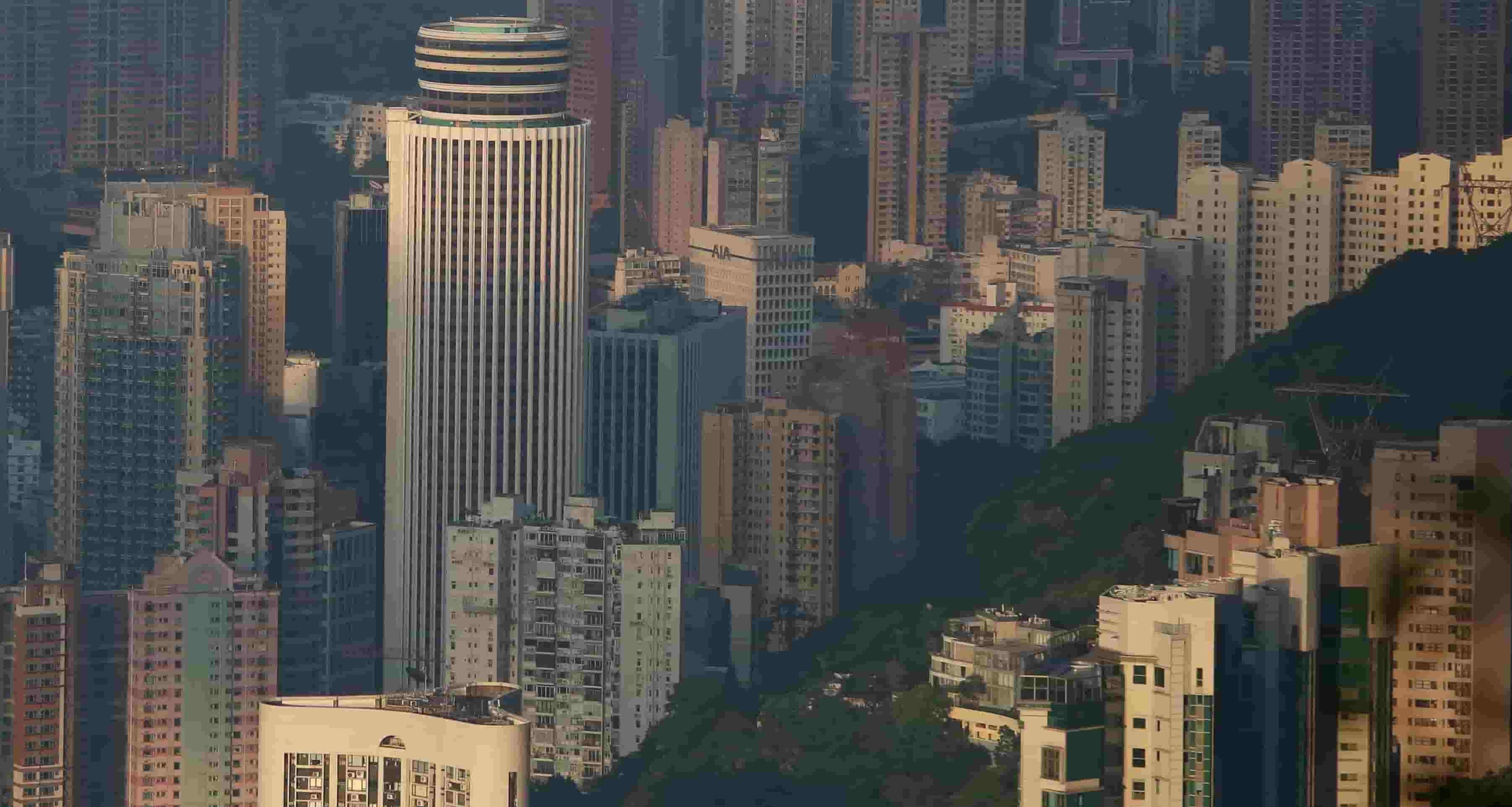 受加息及經濟不穩影響，本港整體樓市氣氛淡靜，10月份整體樓宇買賣合約登記錄4,433宗及327.49億元，較9月份4,835宗及347.68億元，分別跌8.3%及5.8%。(資料圖片)