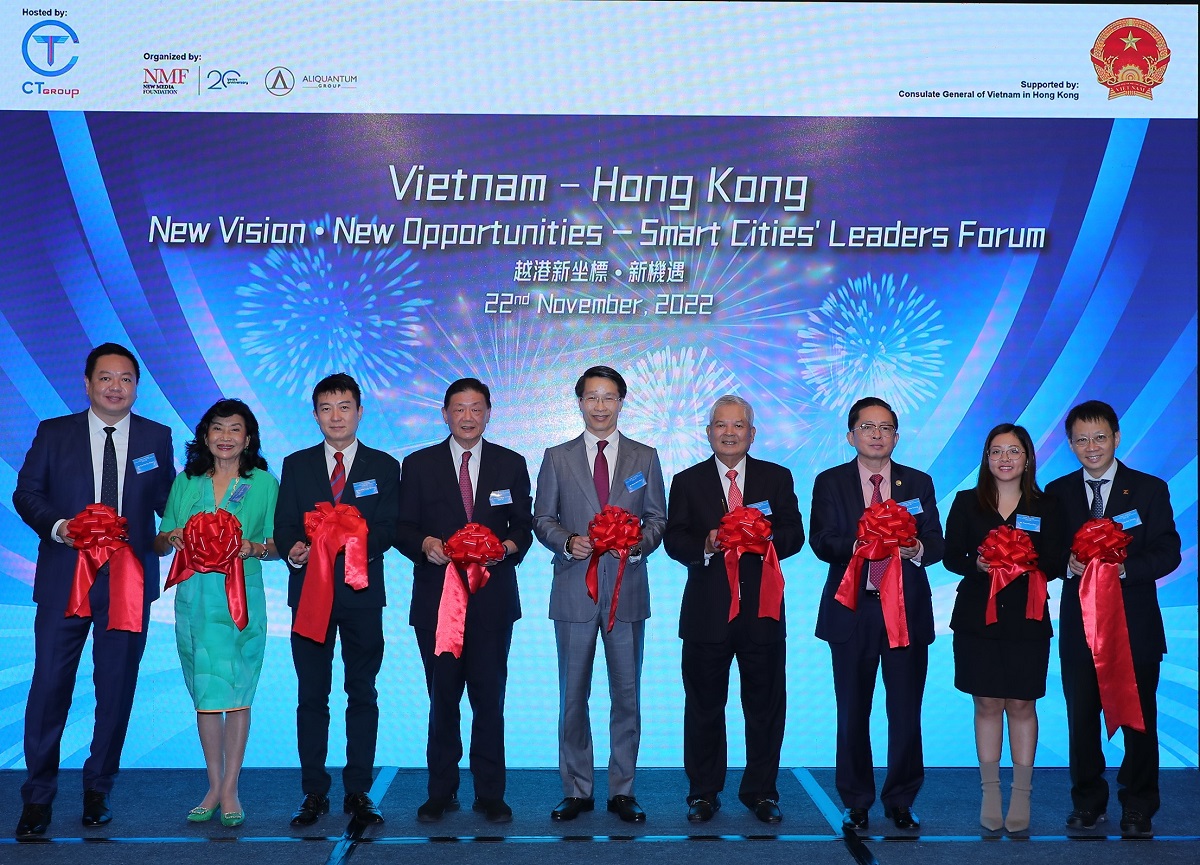 「越港新坐標・新機遇」邀請越港兩地多名政商學界精英參與，圖為論壇主禮合照。