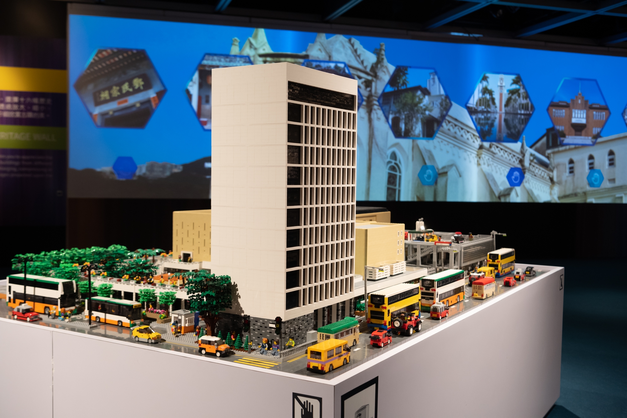 用玩具磚塊積木砌出香港大會堂等3幢2022年宣布的法定古蹟，並以擴增實境技術，讓你設計與古蹟獨一 無二的合照。