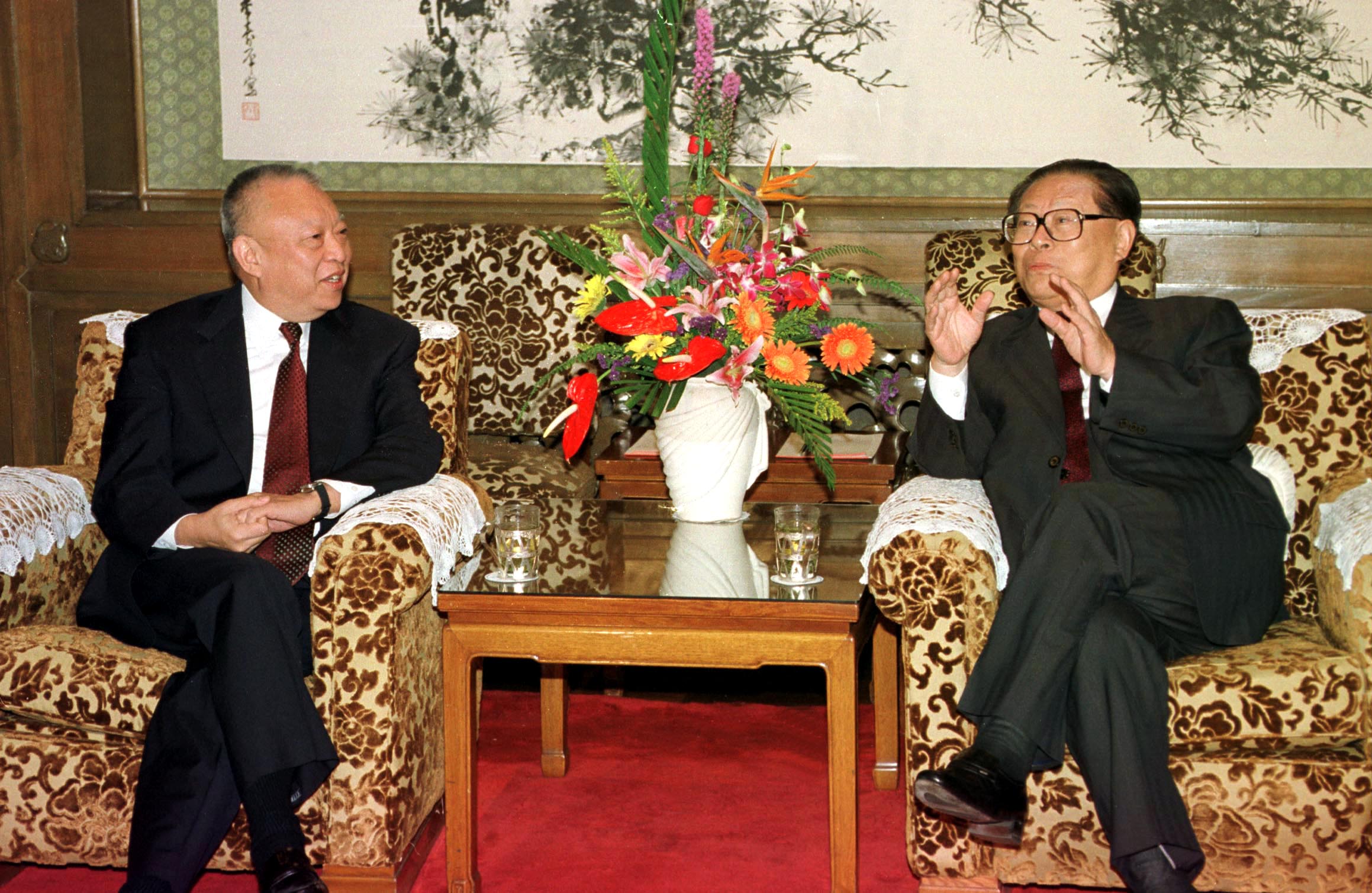 江澤民逝世｜任內見證港澳回歸 「眾裡尋他」挺董建華任特首