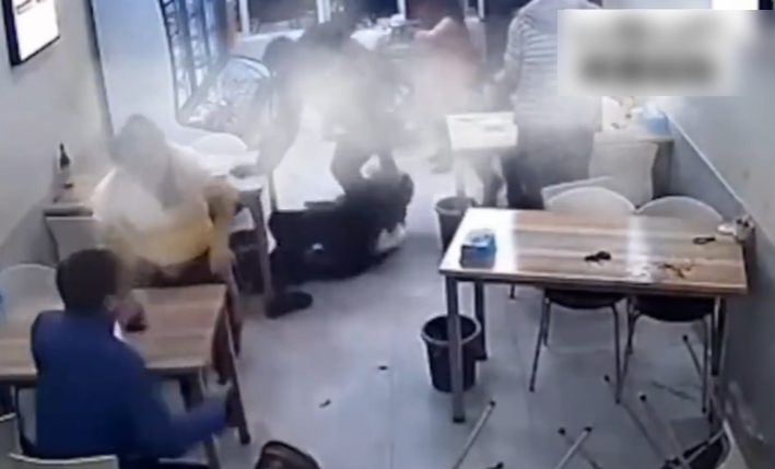 涉事男子對老人拳打腳踢。(互聯網)