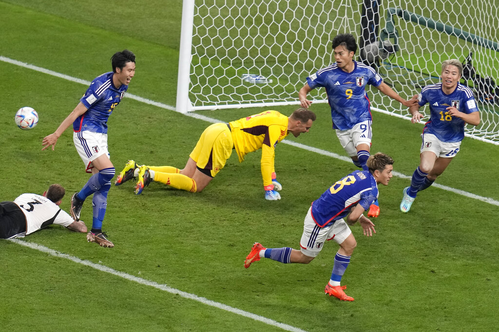 日本在世界盃以2︰1反勝德國，是放棄華麗進攻的回報。（美聯社）