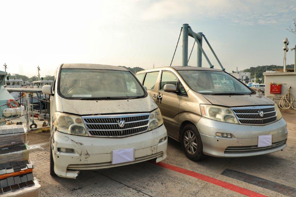 海關破快艇走私案檢一萬部舊智能手機。