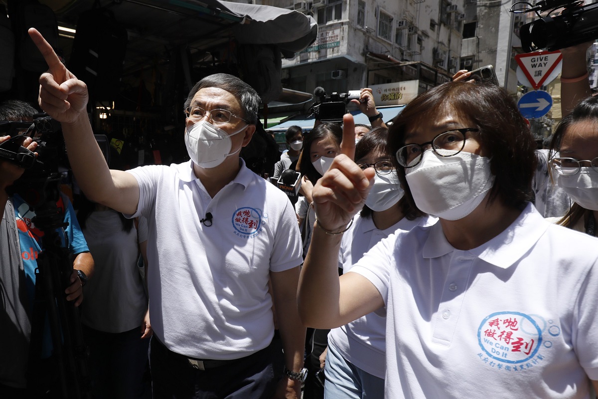 余寶美(右)確診新型肺炎。(資料圖片／林俊源攝)