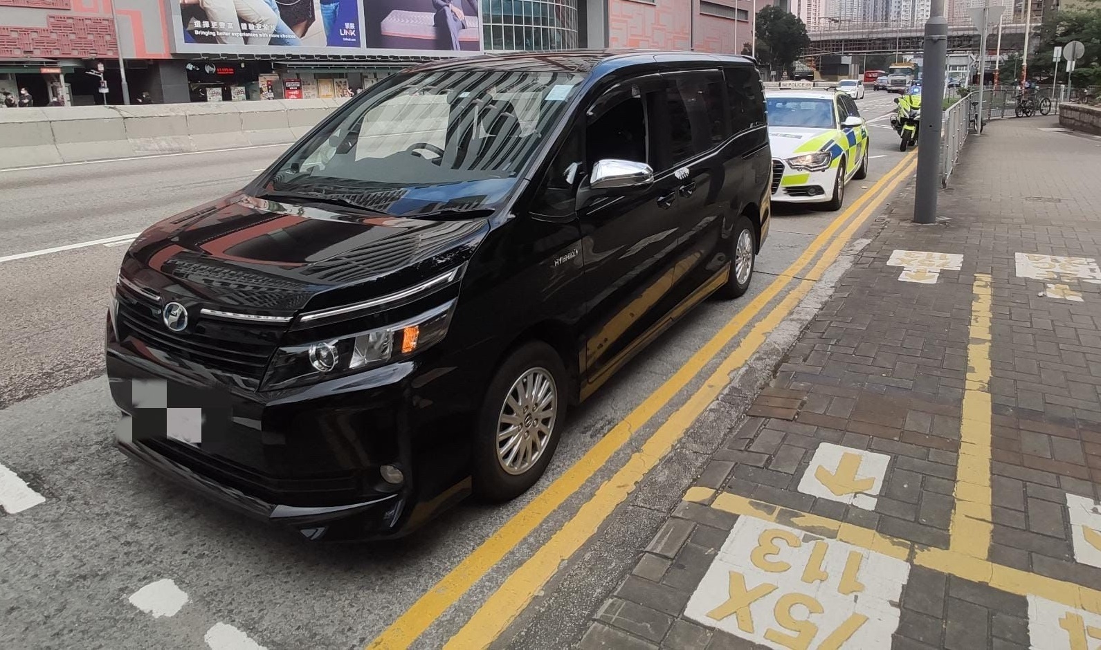  49歲男司機遇警察查牌，出示被吊銷駕駛執照。