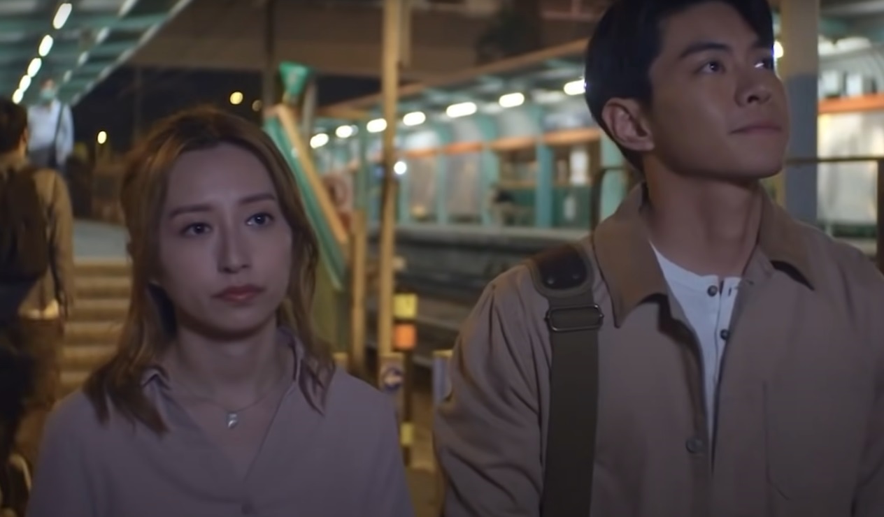 港女聖誕帶男友返屋企，父母竟懷疑請PTBF。(《香港愛情故事》網上劇照截圖)