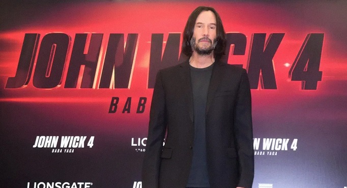 奇洛現身Comic Con 跪地求支持《殺神4》