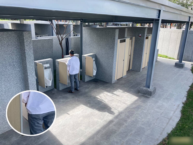 民眾到涉事公廁參觀，發現從旁邊樓梯望下去，能看見男廁男士小便。(互聯網)