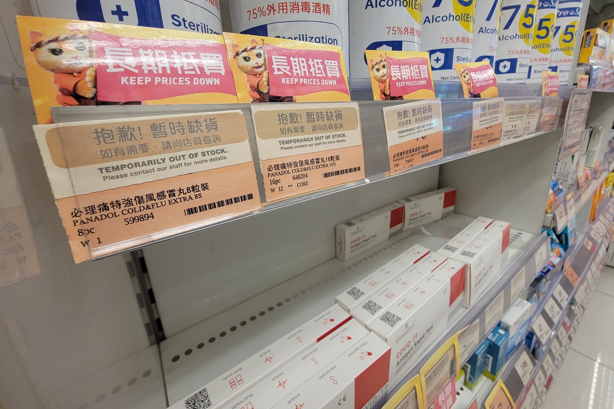 本港市面近日掀起一股止痛退燒藥搶購潮。(鍾式明攝)