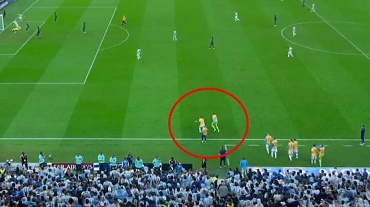 在美斯射入3:2的一球時，至少有2名阿根廷後備球員進入場區。(影片截圖)