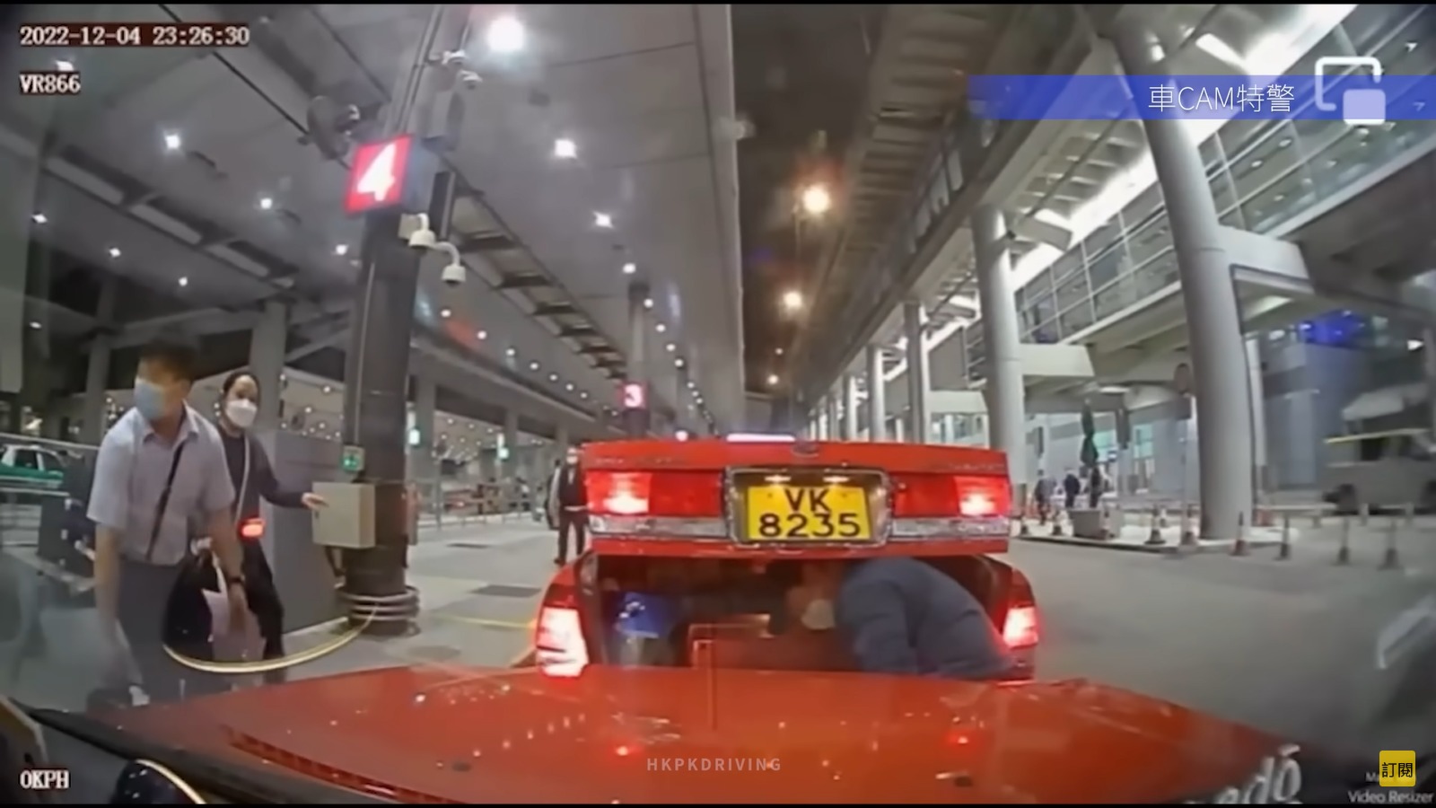 車Cam直擊｜機場的士擬無拉手掣釀三車串燒  司機慘變人肉三文治  (網上截圖)