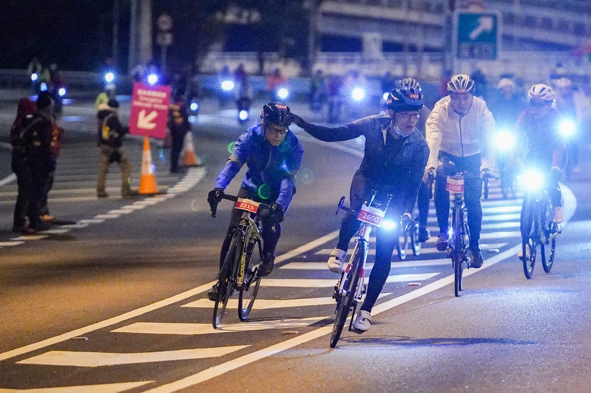 香港單車節12月18日清晨舉行，因強風影響，50公里組選手需要在青衣掉頭，不經青馬大橋及汀九橋。(李睿哲攝)