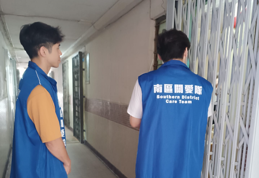荃灣及南區試行「地區服務及關愛隊伍—支援長者及照顧者計劃」，署方協助培訓兩區關愛隊主動接觸和識別有需要的獨老和雙老住戶、護老者和殘疾人士照顧者，關愛隊過去半年探訪約4700個家庭，轉介超過730宗長者個案予社福機構跟進。(南區關愛隊聯席fb)