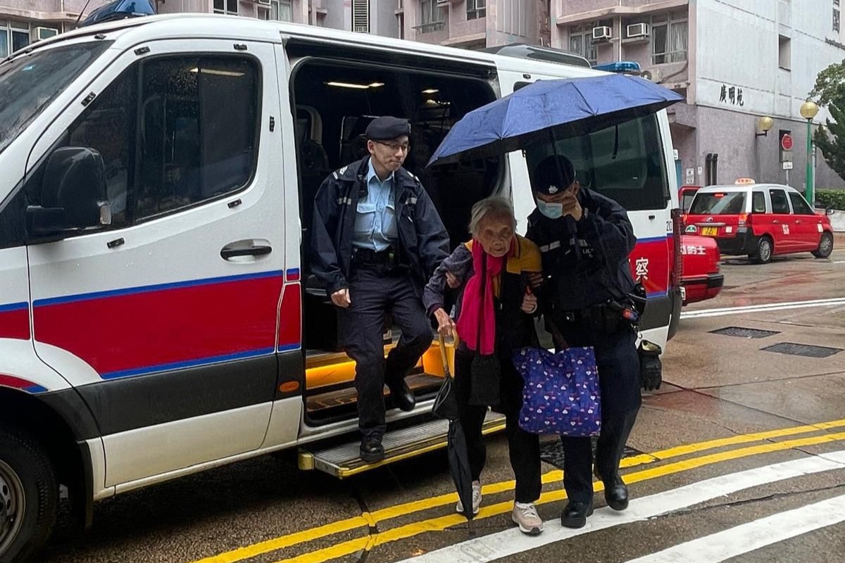 警方在將軍澳協助一名迷途的九旬嫗回家。(香港警察FB)