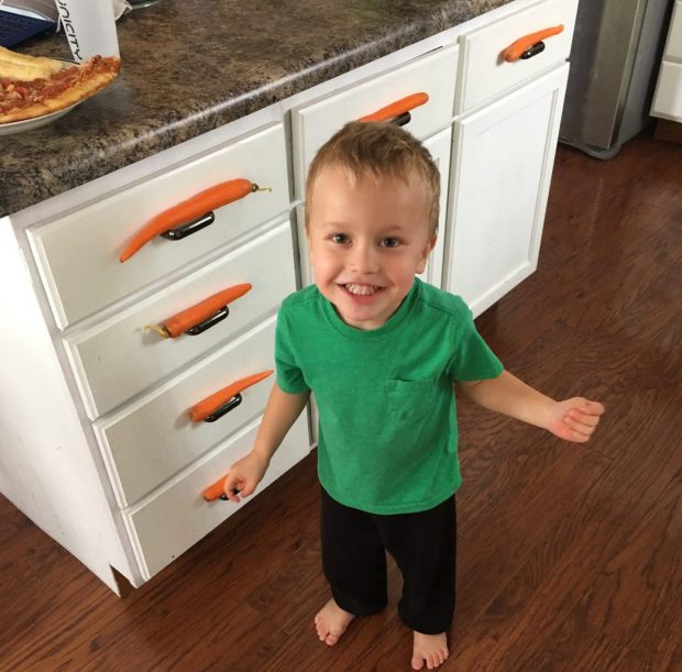 3歲仔係裝置藝術大師？ 廚櫃門柄變紅蘿蔔吸like