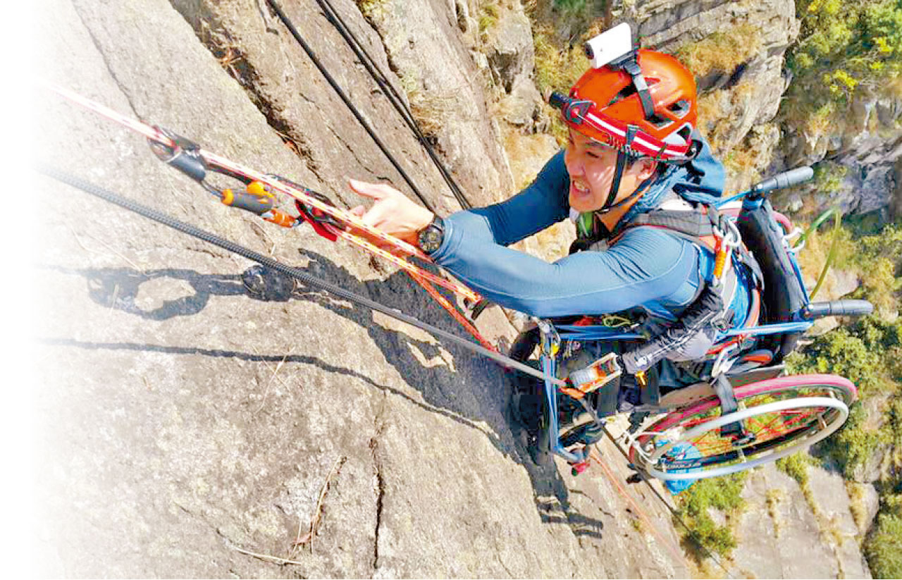 包山王黎志偉伴輪椅 傷後五載獅子山攻頂