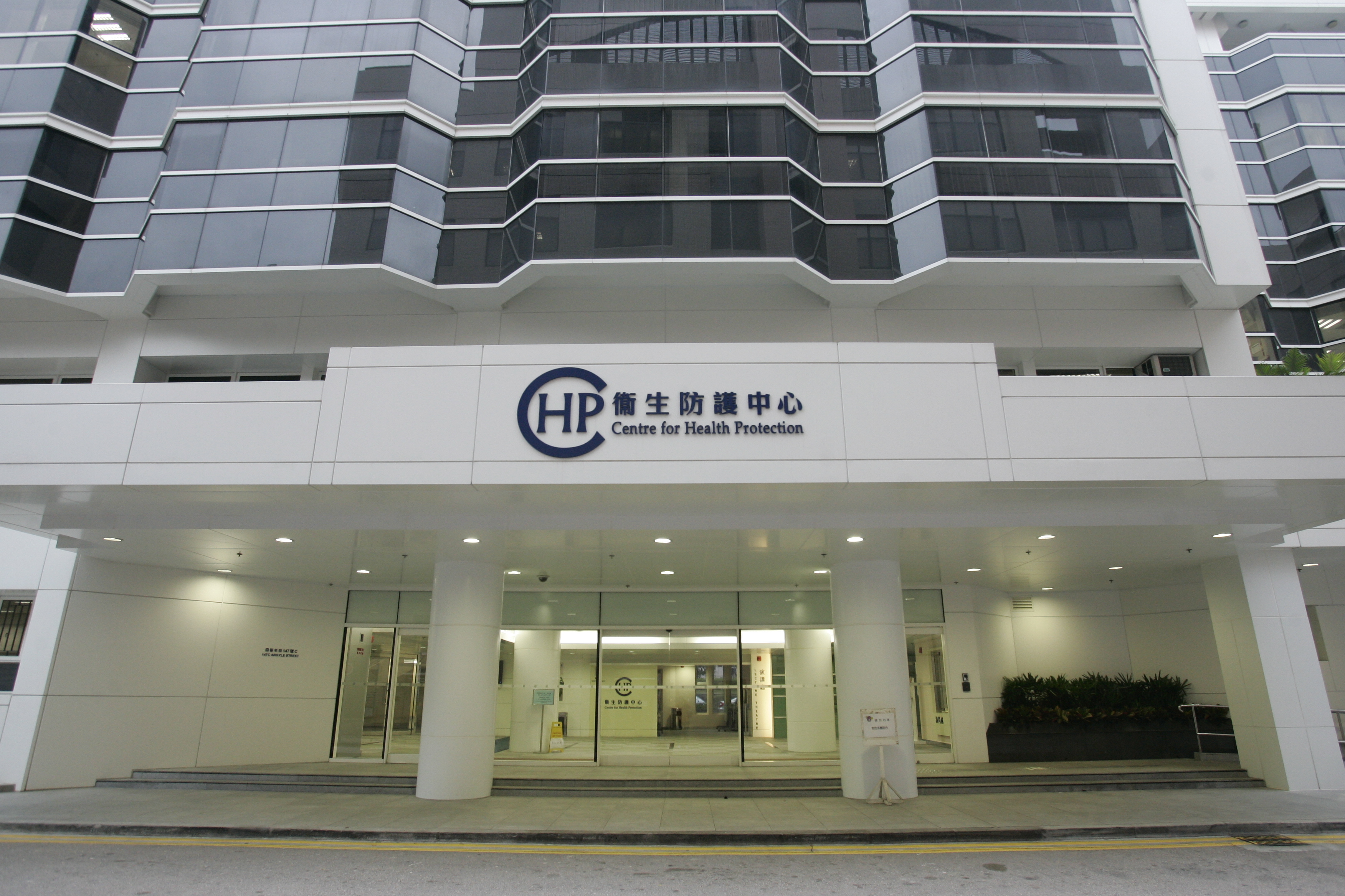 西醫馬可蓂為病人打過期流感疫苗