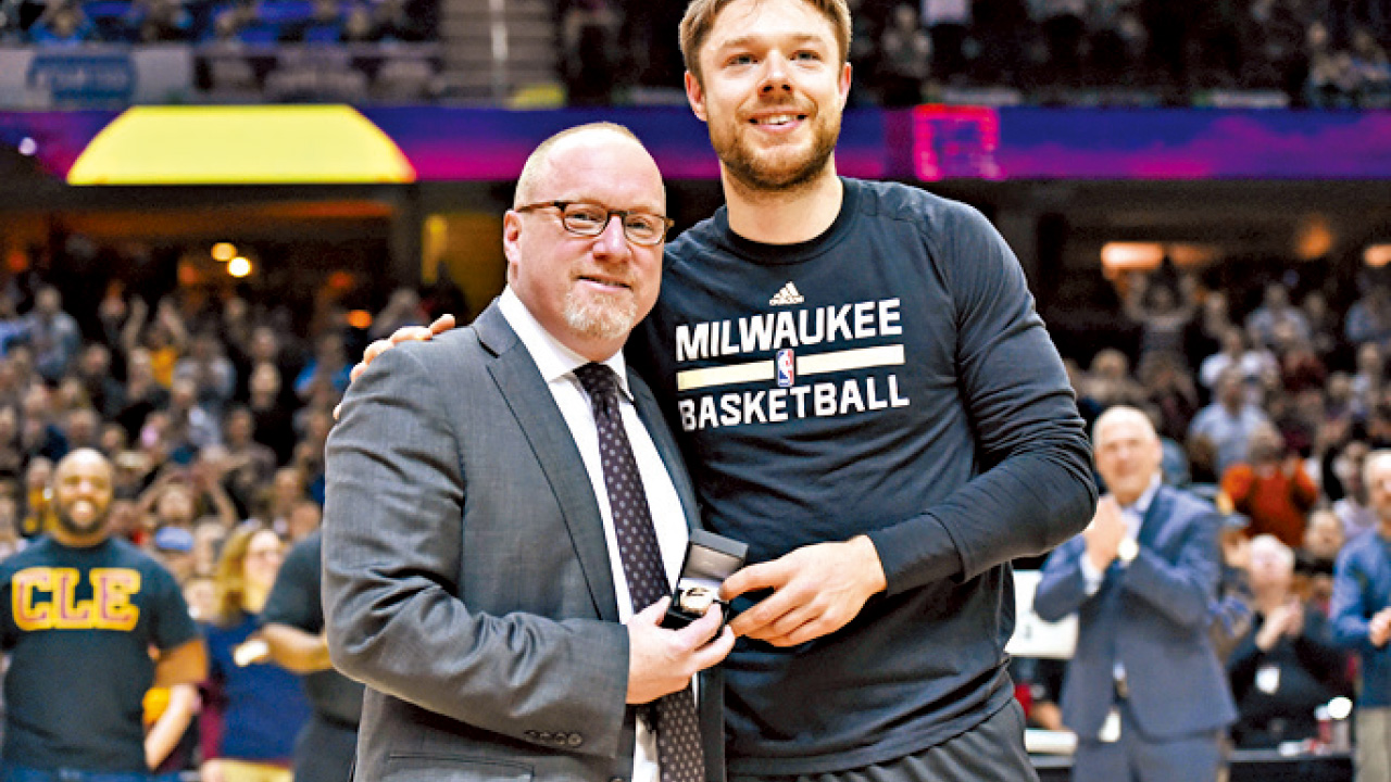 騎士連續兩仗挫公鹿